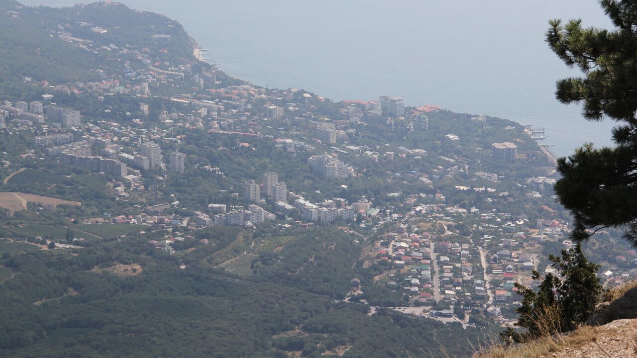 Алушта 9 мая 2024. Ялта ай Петри. Виды Ялты. Ялта сосняк кладбище. Ялта 2023.