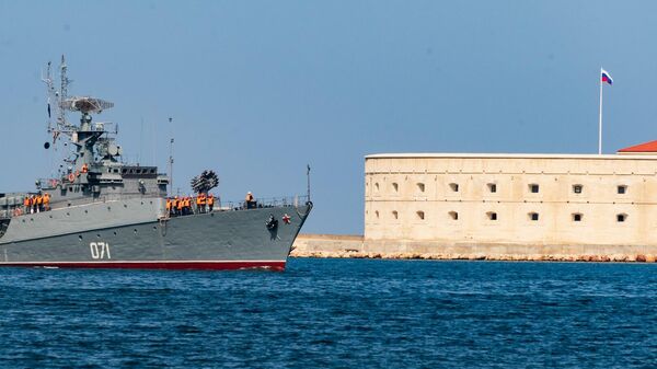 Военные корабли в бухтах Севастополя