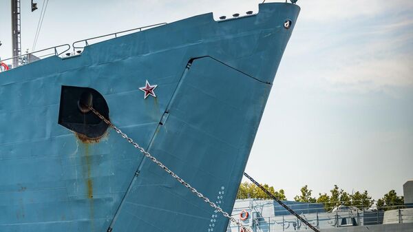 Военный корабль ЧФ РФ у пристани в Севастополе