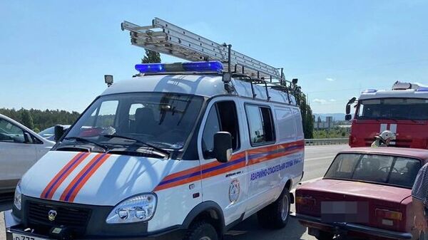 Сотрудники МЧС ликвидируют последствия ДТП в Крыму Сотрудники МЧС ликвидируют последствия ДТП в Крыму