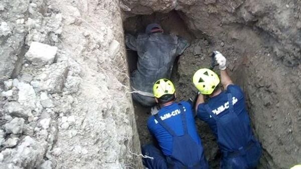 
В Крыму строителя завалило грунтом
