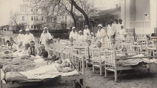 Детский санаторий им. Крупской. Дети проводили как можно больше времени на открытом воздухе. 30-е гг.