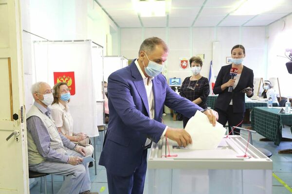 Спикер крымского парламента Владимир Константинов проголосовал на выборах в Госдуму Спикер крымского парламента Владимир Константинов проголосовал на выборах в Госдуму