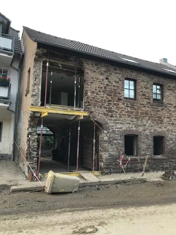 Поток воды разрушил стены многих домов Поток воды разрушил стены многих домов