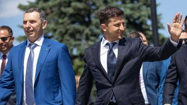Президент Украины Владимир Зеленский и его первый помощник Сергей Шефир  (слева). Архивное фото