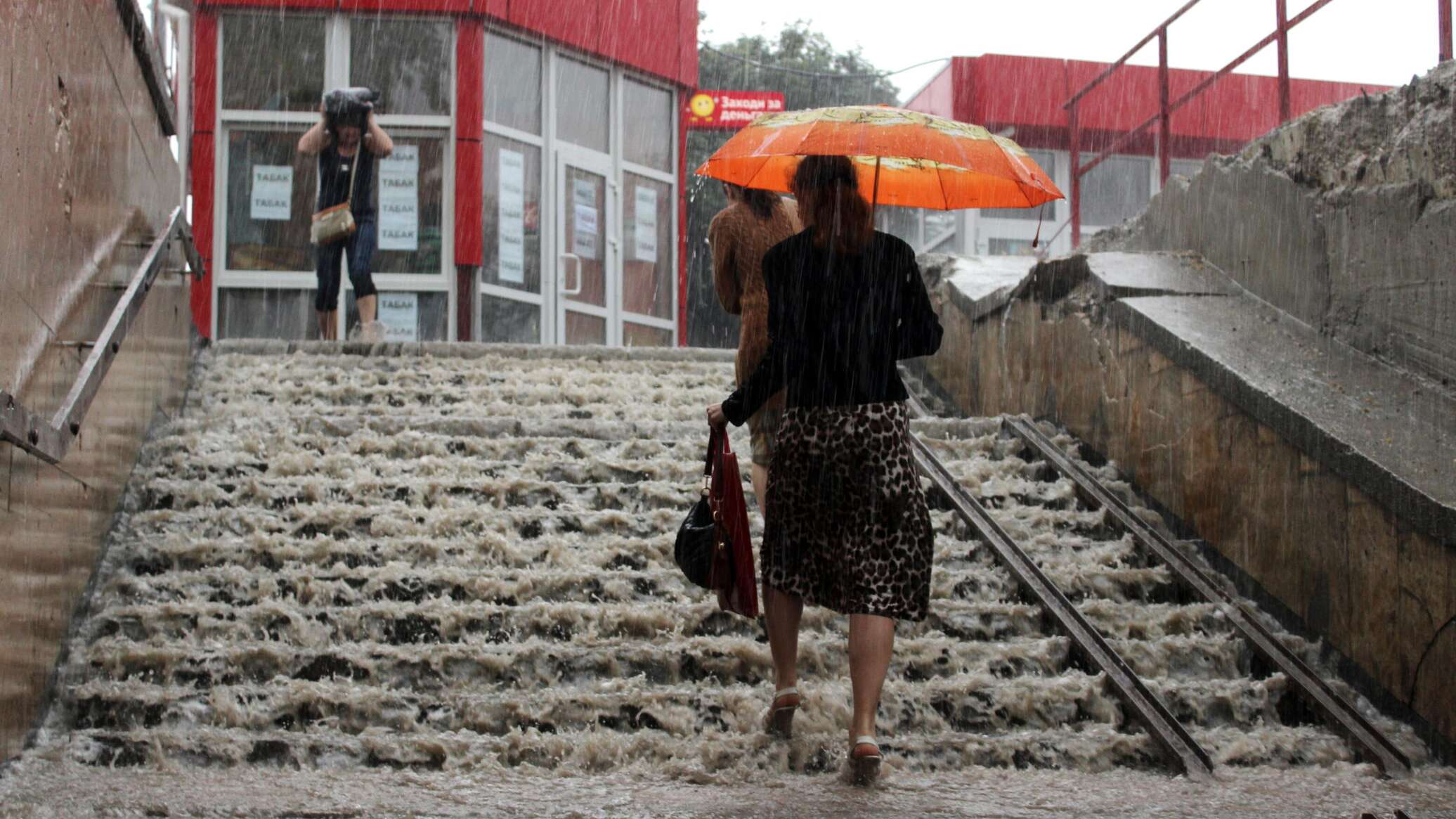 Дождливый крым. Дождь в Крыму. Сильный дождь. Дождь град. Ливни.
