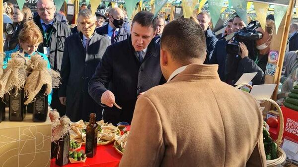Министр сельского хозяйства России Дмитрий Патрушев дегустирует крымское оливковое масло на Национальном конкурсе Вкусы России