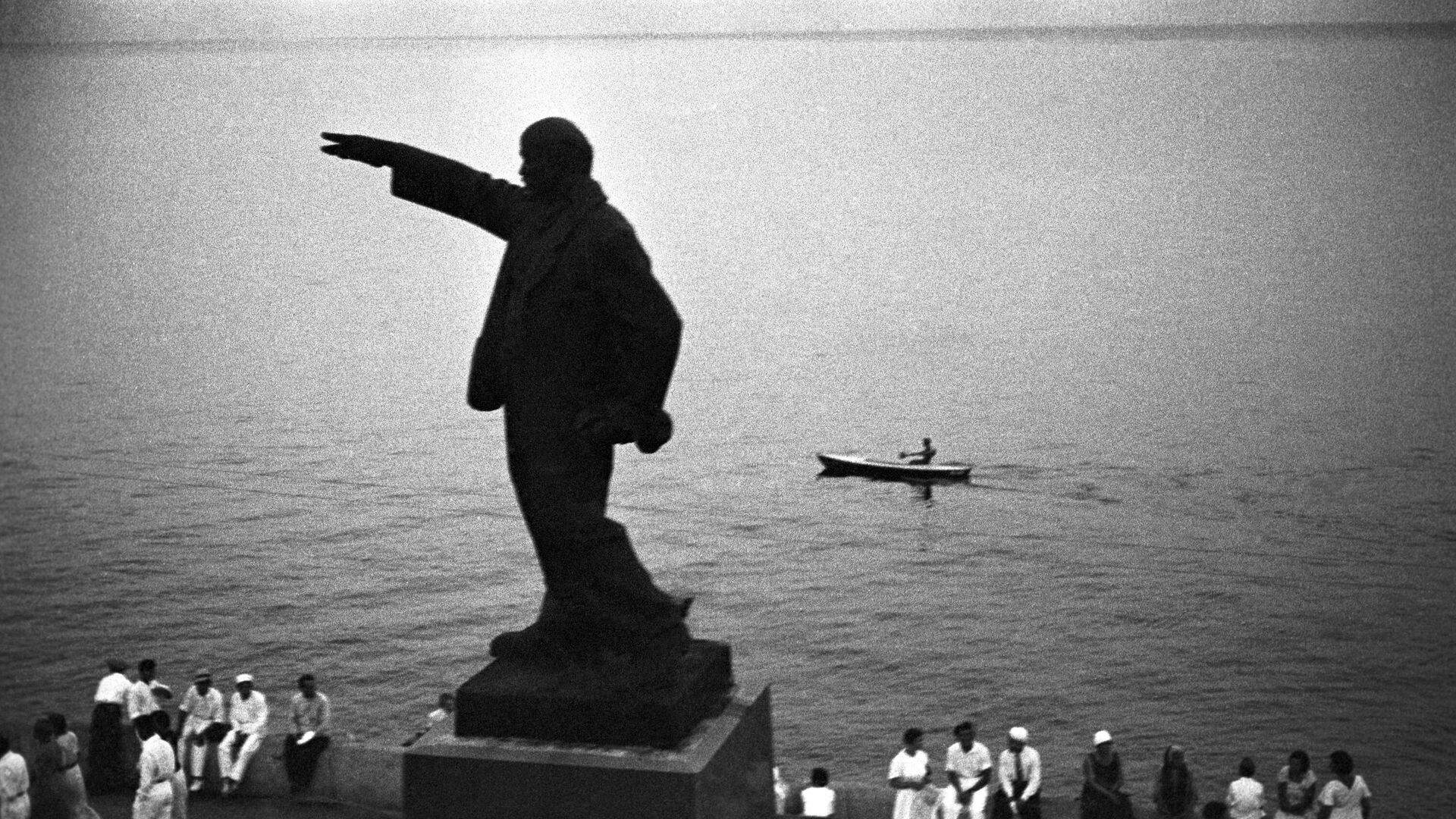 Первый памятник В.И.Ленину на набережной в Ялте - РИА Новости, 1920, 18.10.2021