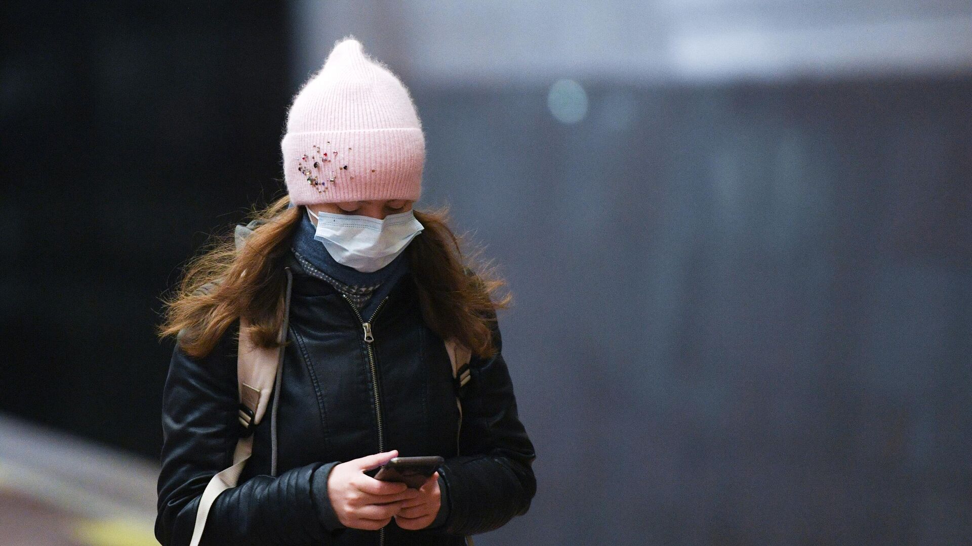 Девушка в защитной маске во время рейда по соблюдению масочного режима в метро на станции Площадь Ленина в Новосибирске - РИА Новости, 1920, 04.02.2022