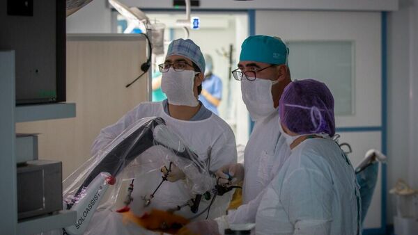 В Крыму впервые провели операцию с участием робота-ассистента, управляемого голосовыми командами