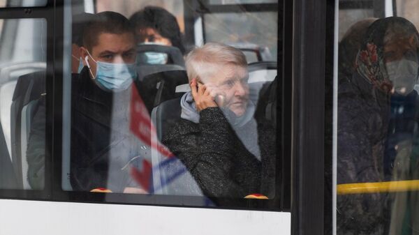 Пассажиры автобуса в масках