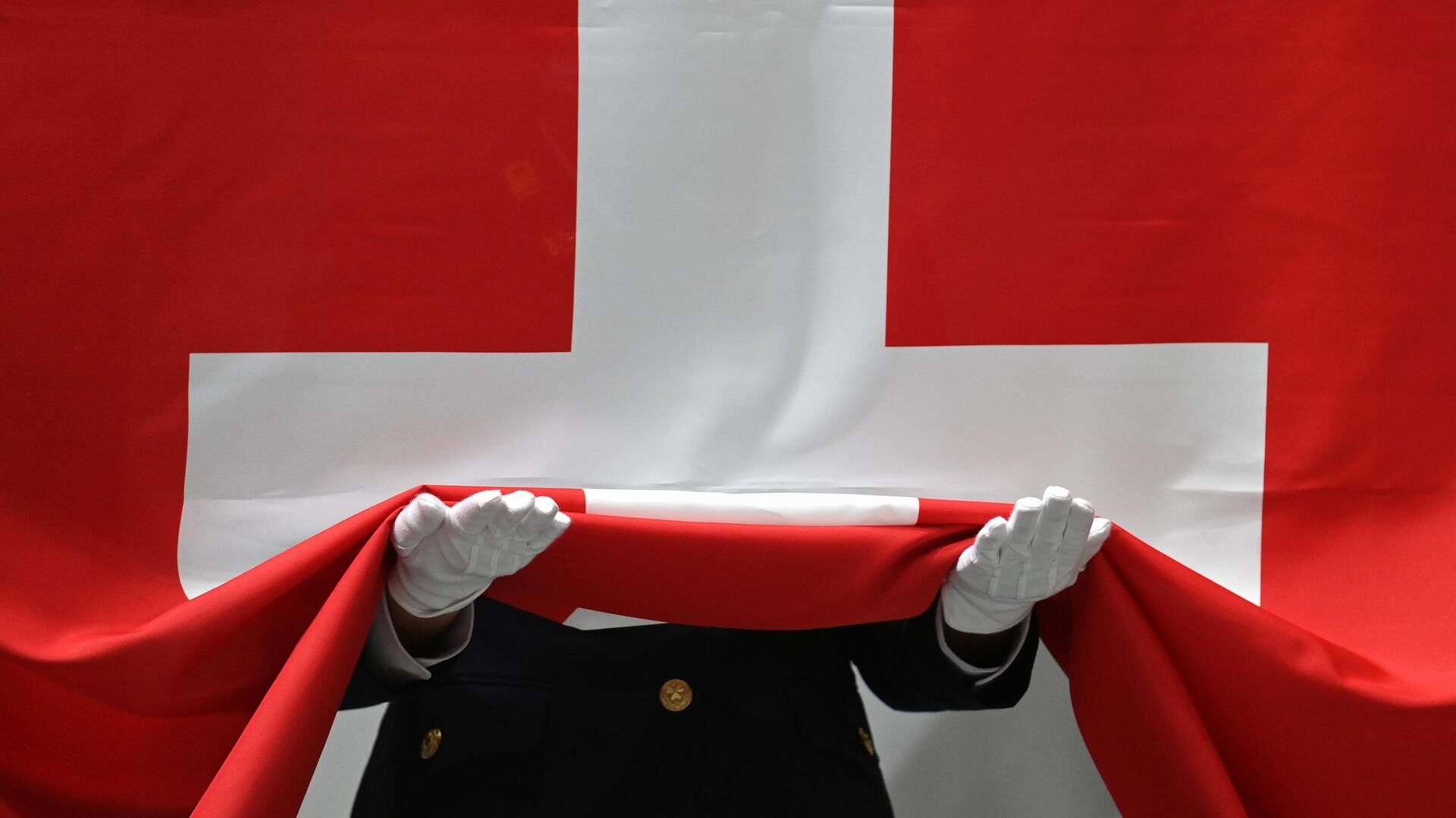 Флаг Швейцарии во время подъема на церемонии награждения призеров соревнований по стрельбе из винтовки с 50 метров из трех положений среди женщин на XXXII Олимпийских играх в Токио - РИА Новости, 1920, 05.11.2021