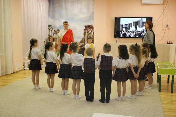 Только в детском саду можно стать Бармалеем, Звездочетом и древним греком