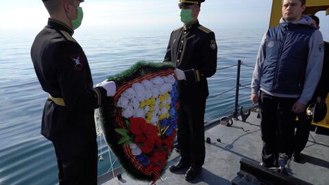 Спуск венка на воду во время панихиды на месте гибели советского госпитального корабля Армения, потопленного фашистской авиацией в ноябре 1941 года в 15 морских милях от крымского берега. Стоп-кадр с видеоматериалов Центра подводных исследований Русского географического общества Спуск венка на воду во время панихиды на месте гибели советского госпитального корабля Армения, потопленного фашистской авиацией в ноябре 1941 года в 15 морских милях от крымского берега. Стоп-кадр с видеоматериалов Центра подводных исследований Русского географического общества