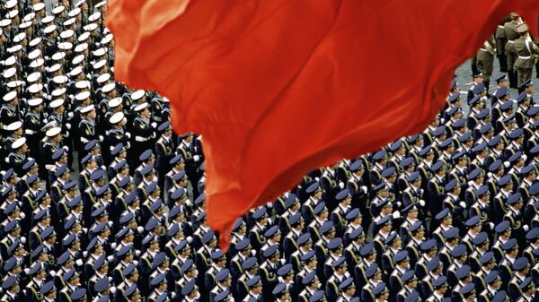 Красный флаг на Красной площади.
Демонстрация мощи Советской армии на военном параде. Празднование годовщины Великой Октябрьской Социалистической революции.
Диплом World Press Photo, 1988