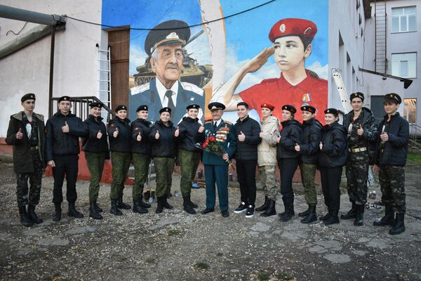 Симферополь присоединился к Всероссийской акции Граффити Победы - юнармейцы нарисовали портрет ветерана Великой Отечественной войны Владимира Новохатского на фасаде городской школы Симферополь присоединился к Всероссийской акции Граффити Победы - юнармейцы нарисовали портрет ветерана Великой Отечественной войны Владимира Новохатского на фасаде городской школы