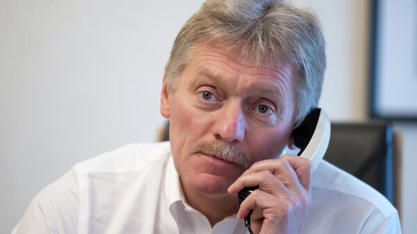 Заместитель руководителя администрации президента - пресс-секретарь президента РФ Дмитрий Песков разговаривает по телефону в своем рабочем кабинете