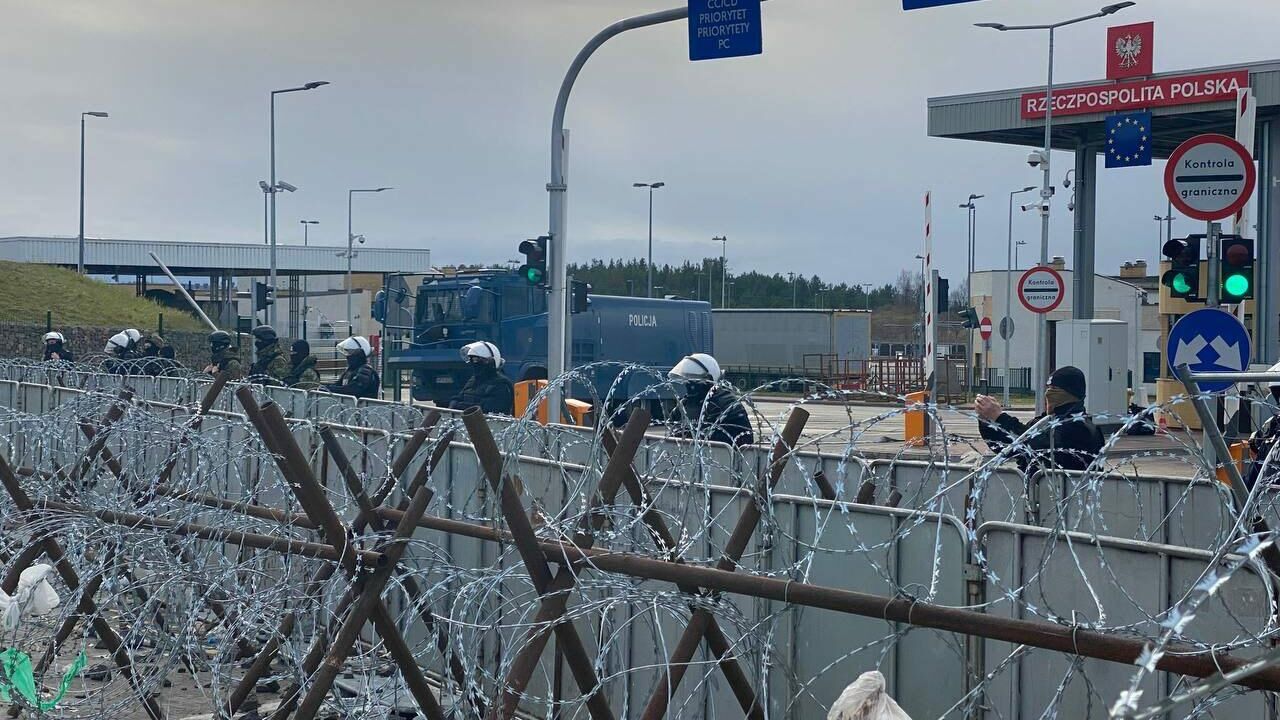 Похожий на взрывчатку предмет обнаружили в авто на КПП Брест в Беларуси -  РИА Новости Крым, 26.08.2022