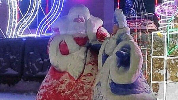 Скульптура Деда Мороза и Снегурочки в Якутии
