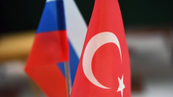 Флаги России и Турции на заседании межправительственной российско-турецкой комиссии по торгово-экономическому сотрудничеству в Москве.