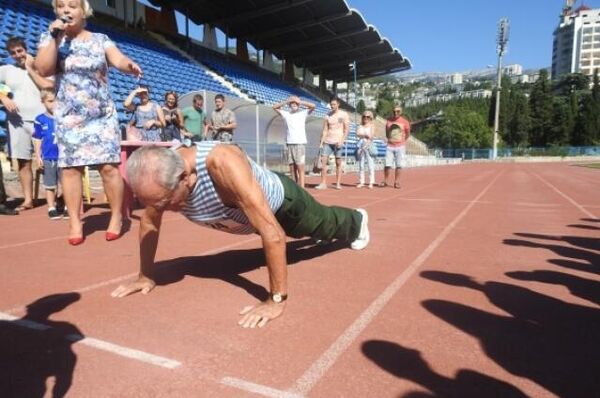 Ветеран А.Я.Медведь сдает нормы ГТО