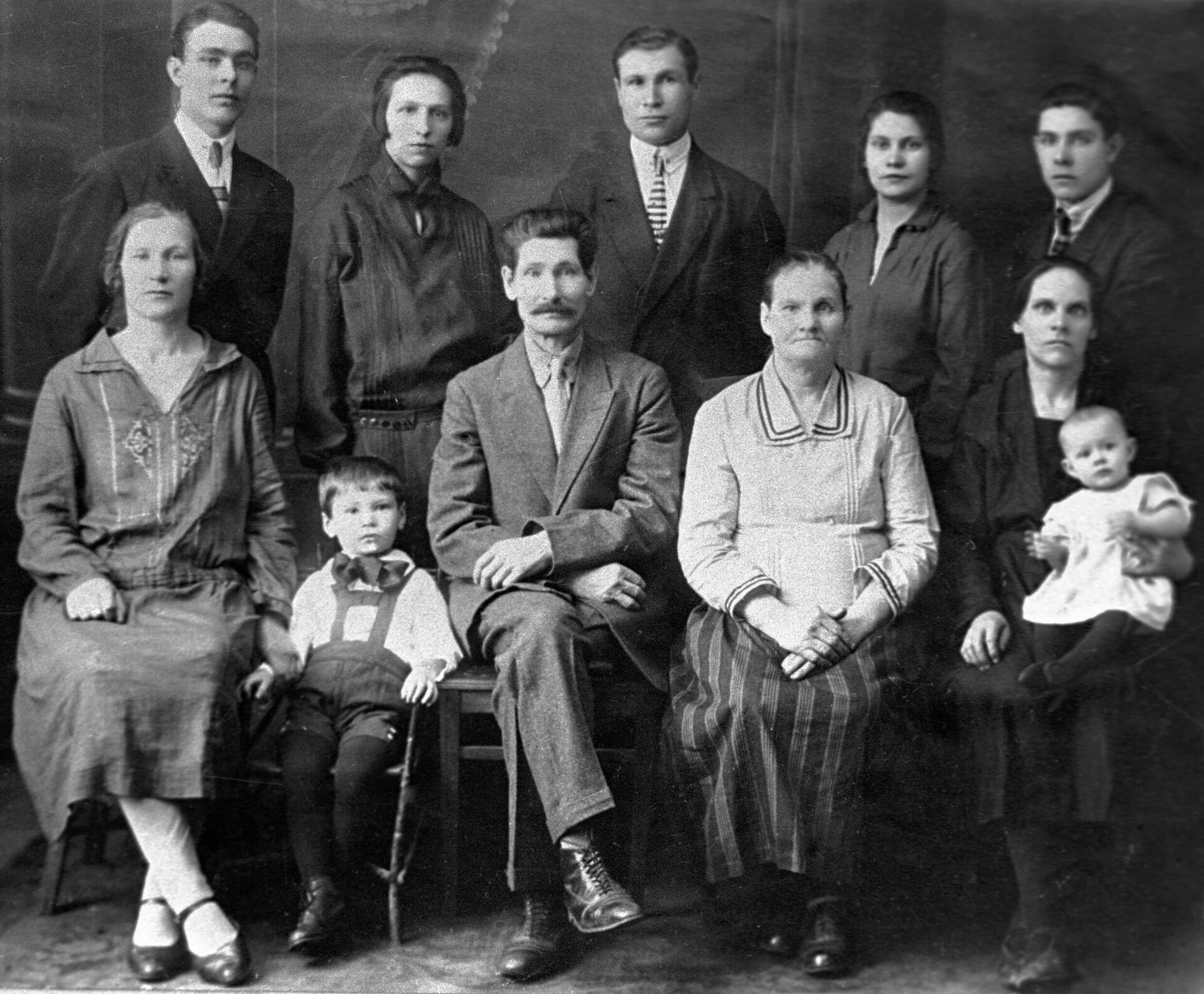 Семейный портрет Брежневых. Во втором ряду крайний слева - Леонид Брежнев. - РИА Новости, 1920, 19.12.2021
