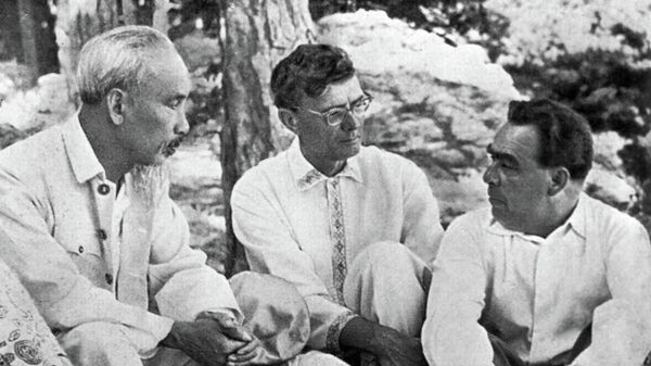 Хо Ши Мин (слева), Михаил Суслов и Леонид Брежнев на отдыхе в Крыму.