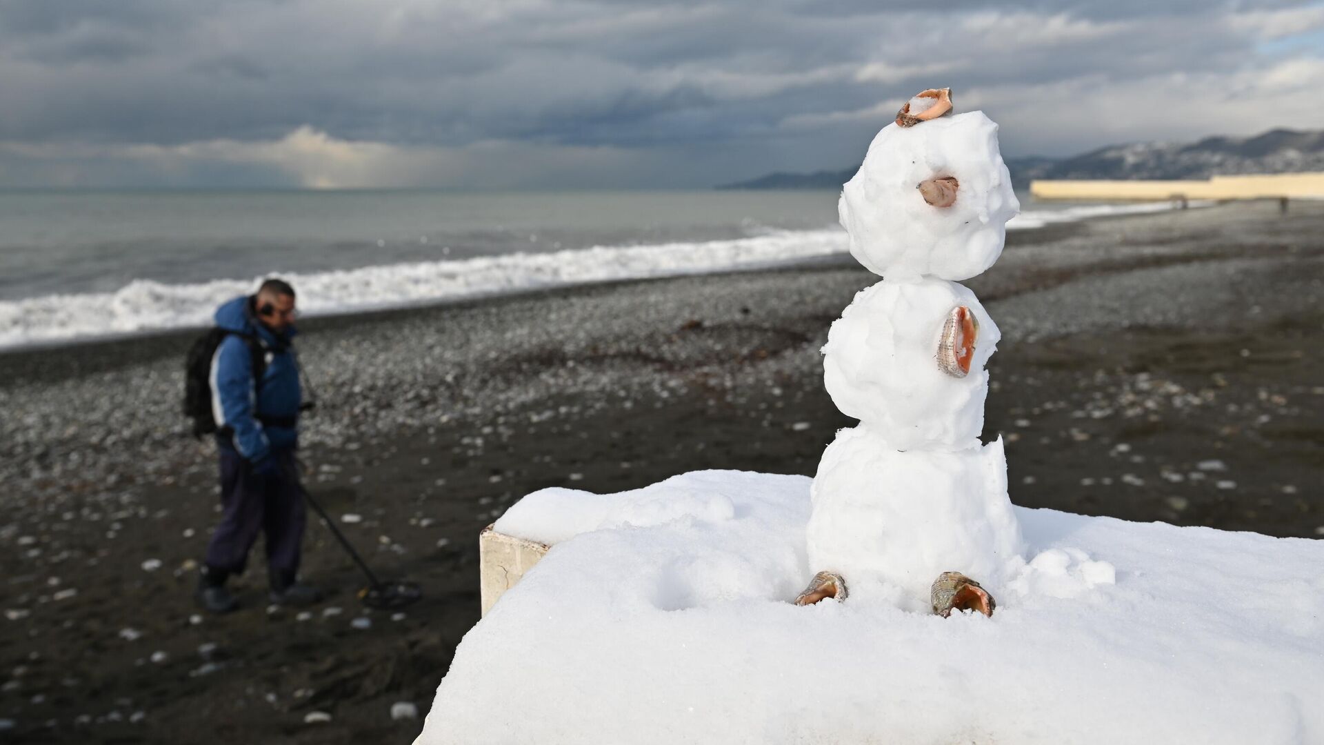 Снеговик на пляже после снегопада на черноморском побережье Сочи, Россия.  - РИА Новости, 1920, 25.12.2021