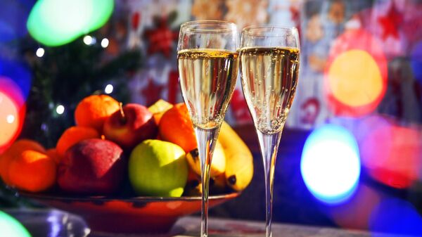 Шампанское на новогоднем столе