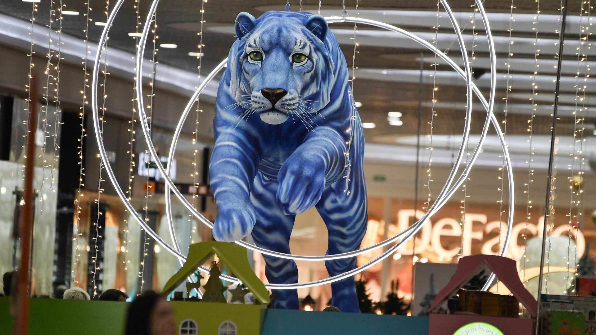 Фигура синего тигра в интерьере торгового центра - РИА Новости, 1920, 04.01.2022