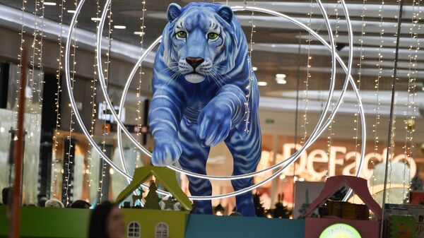 Фигура синего тигра в интерьере торгового центра