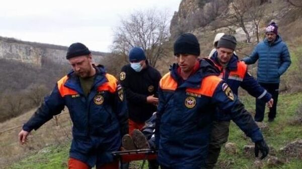 Сотрудники МЧС  в Крыму оказывают помощь пострадавшей туристке