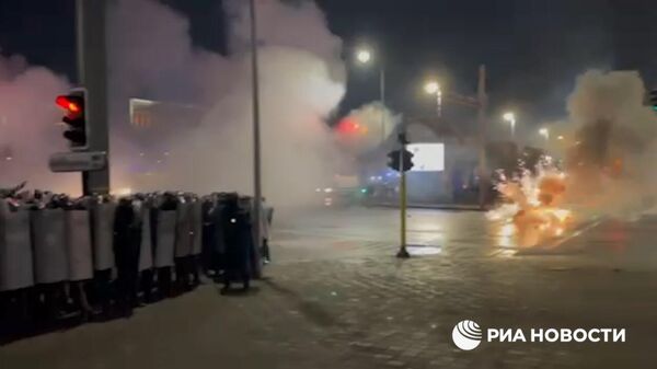 Видео РИА Новости. Столкновения на центральной площади Алма-Аты