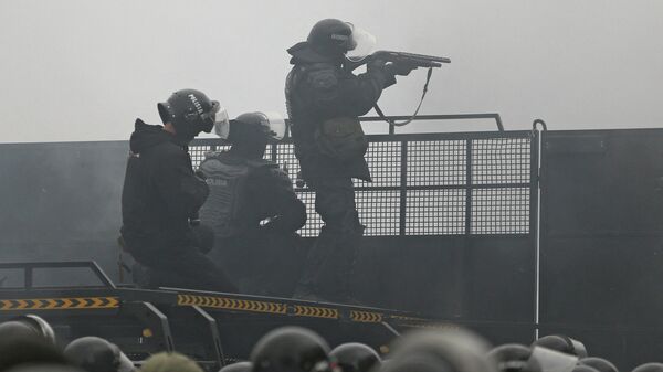 Казахстанские правоохранители на баррикаде во время акции протеста, вызванной повышением цен на топливо в Алматы, Казахстан, 5 января 2022 года. REUTERS / Павел Михеев