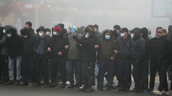 Демонстранты принимают участие в акции протеста, вызванной повышением цен на топливо в Алматы, Казахстан, 5 января 2022 года. REUTERS / Павел Михеев
