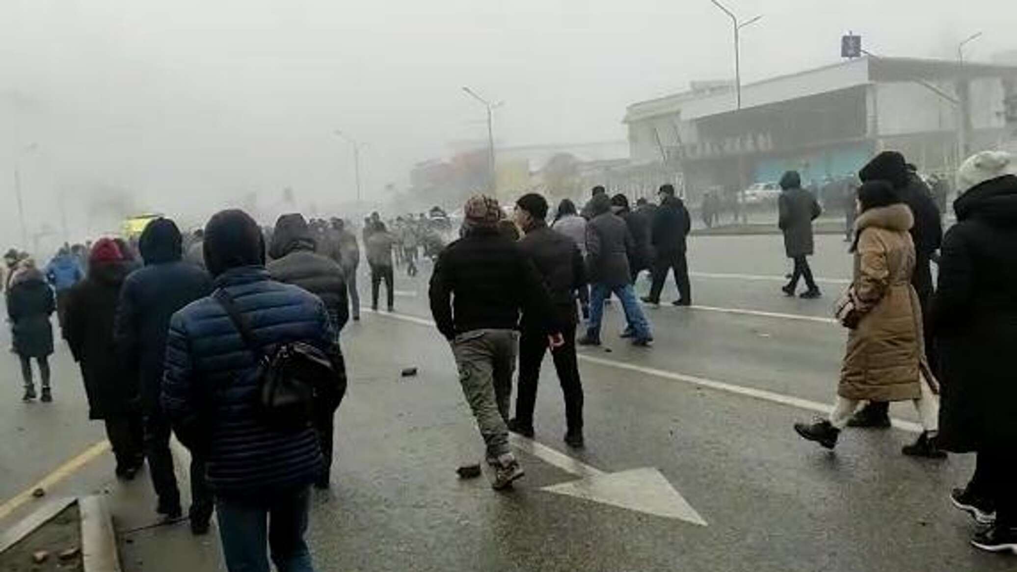 Протесты и чрезвычайное положение в казахстане. Беспорядки в Алма Ате. Массовые протесты в Казахстане. Протесты в Казахстане 2022. Чрезвычайное положение.