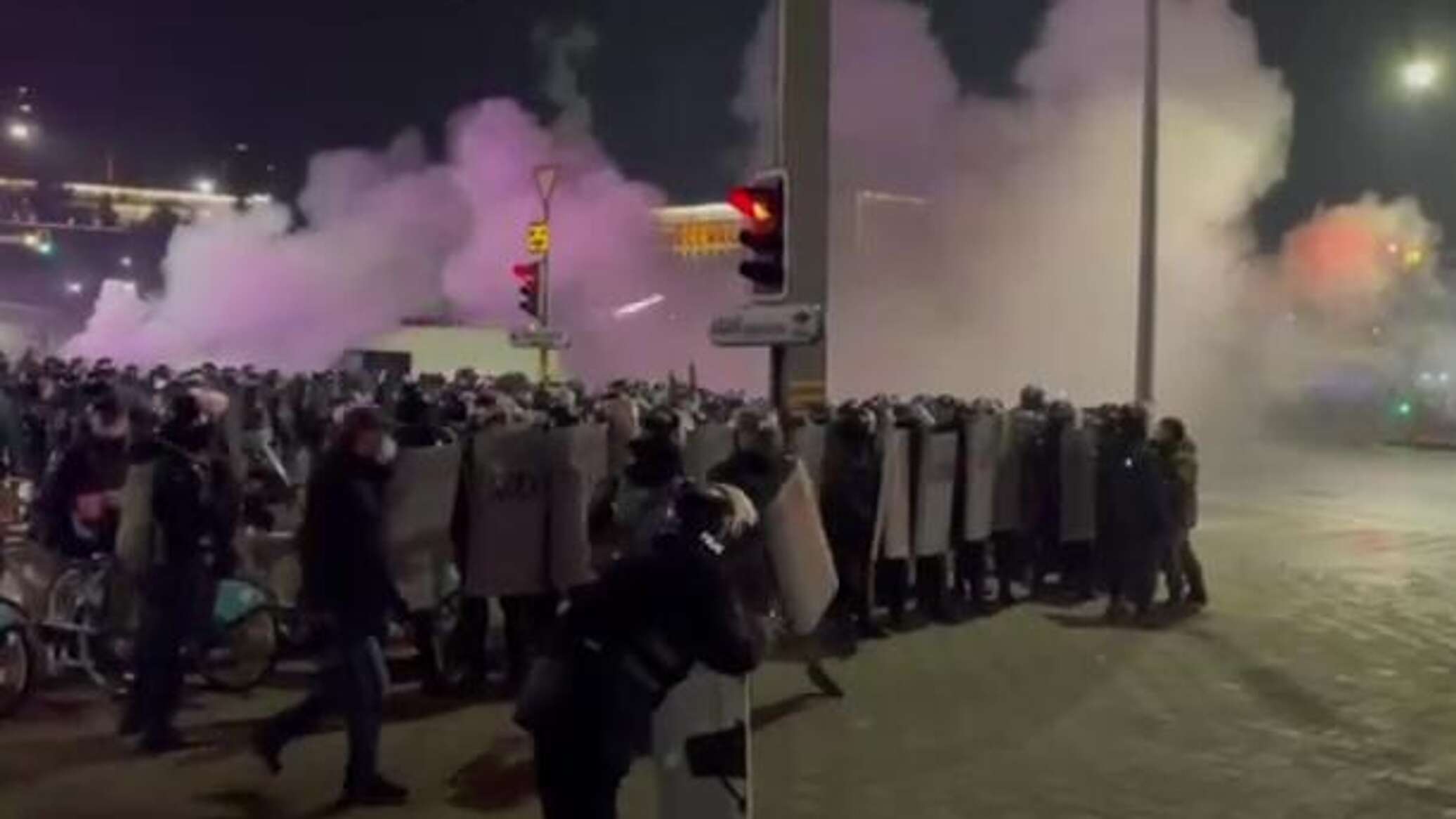 Сколько погибло казахстане. Казахстан протесты ОДКБ. Беспорядки в Казахстане 2022. Протесты в Казахстане 2022 столкновения с полицией.