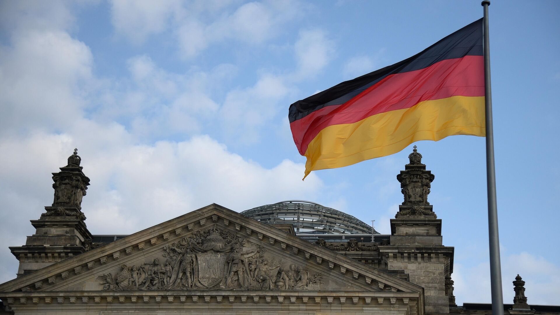 Национальный флаг Федеративной Республики Германии над зданием Будестага в Берлине - РИА Новости, 1920, 21.11.2023