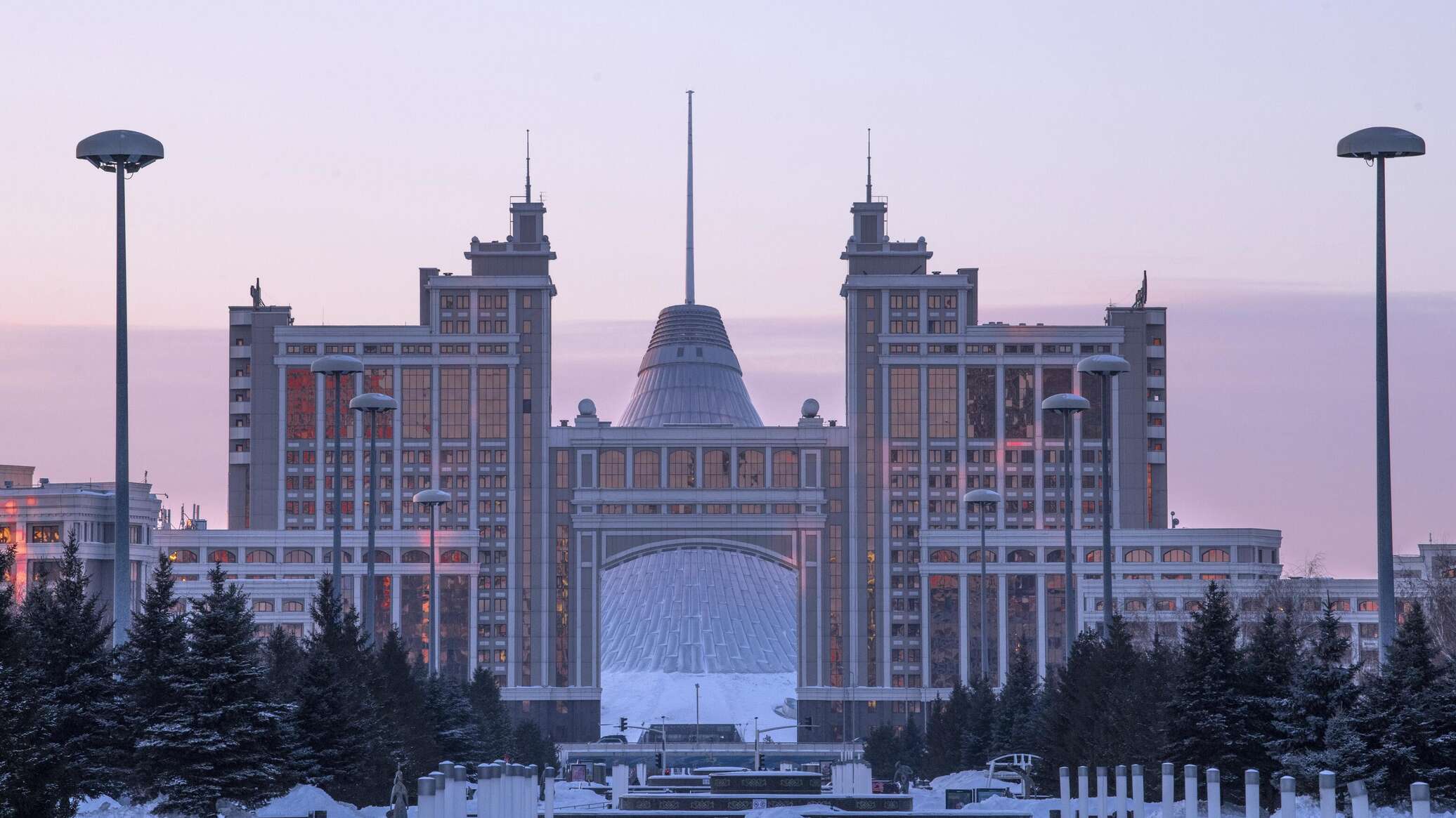 Уезжать ли в казахстан. КАЗМУНАЙГАЗ здание Астана. КАЗМУНАЙГАЗ здание Астана с флагом. КАЗМУНАЙГАЗ главный офис. Алма-Ата Казахстан.