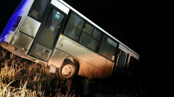 В Белогорске автобус вылетел с дороги