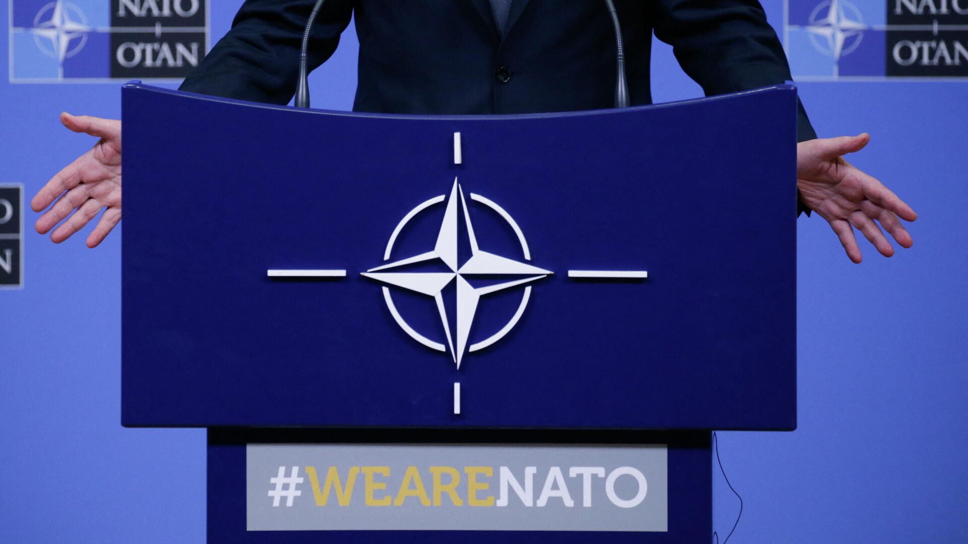 Логотип НАТО. Генеральный секретарь НАТО Йенс Столтенберг проводит пресс-конференцию во время встречи министров обороны стран НАТО в Брюсселе, 13 февраля 2020 г. - РИА Новости, 1920, 14.01.2022
