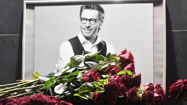Цветы у здания ВГТРК в Москве в память о телеведущем Михаиле Зеленском