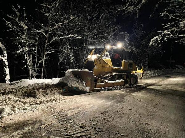 В Сочи устраняют последствия снегопада