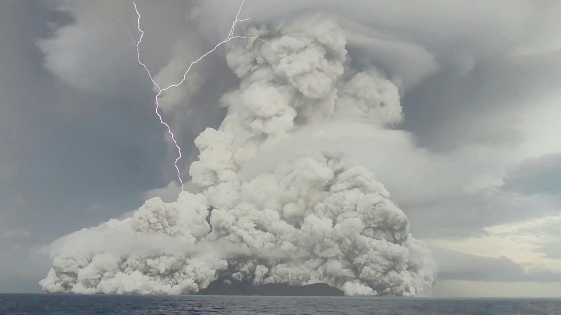 Извержение подводного вулкана Хунга Тонга-Хунга Хаапай у побережья Тонги 14 января 2022 года на этом снимке экрана, полученном из видео в социальных сетях. Видео записано 14 января 2022 г. - РИА Новости, 1920, 17.01.2022