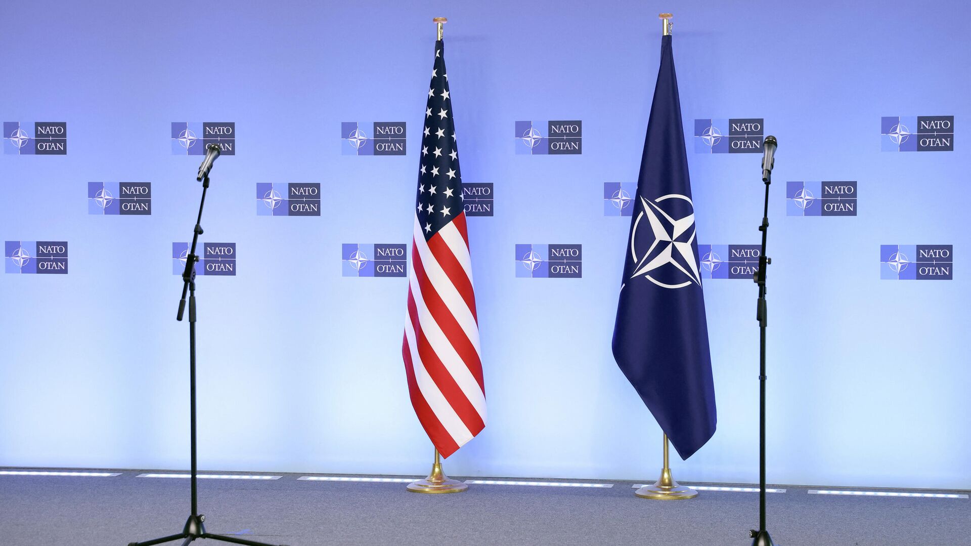 Флаги НАТО и США перед пресс-конференцией госсекретаря США и главы трансатлантического альянса 14 апреля 2021 года в штаб-квартире НАТО в Брюсселе - РИА Новости, 1920, 20.01.2022