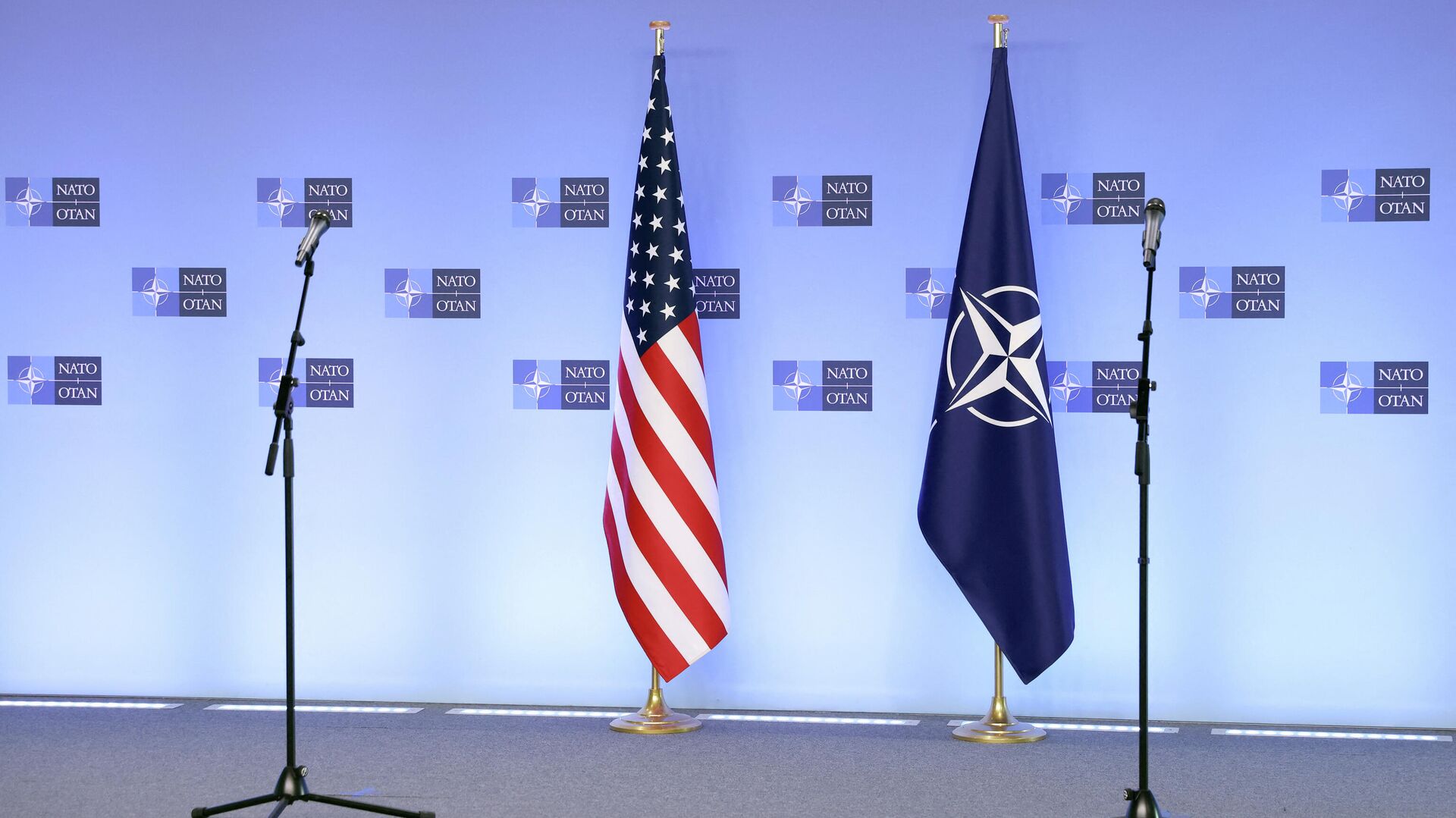 Флаги НАТО и США перед пресс-конференцией госсекретаря США и главы трансатлантического альянса 14 апреля 2021 года в штаб-квартире НАТО в Брюсселе - РИА Новости, 1920, 20.01.2022