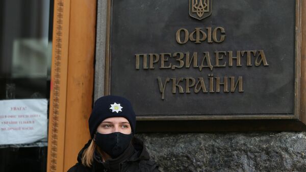 Сотрудница полиции у здания офиса президента Украины Владимира Зеленского в Киеве