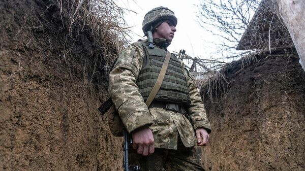 Украинский солдат в окопе на линии разграничения. Мариуполь, Донецкая область. 21 января 2022 г.