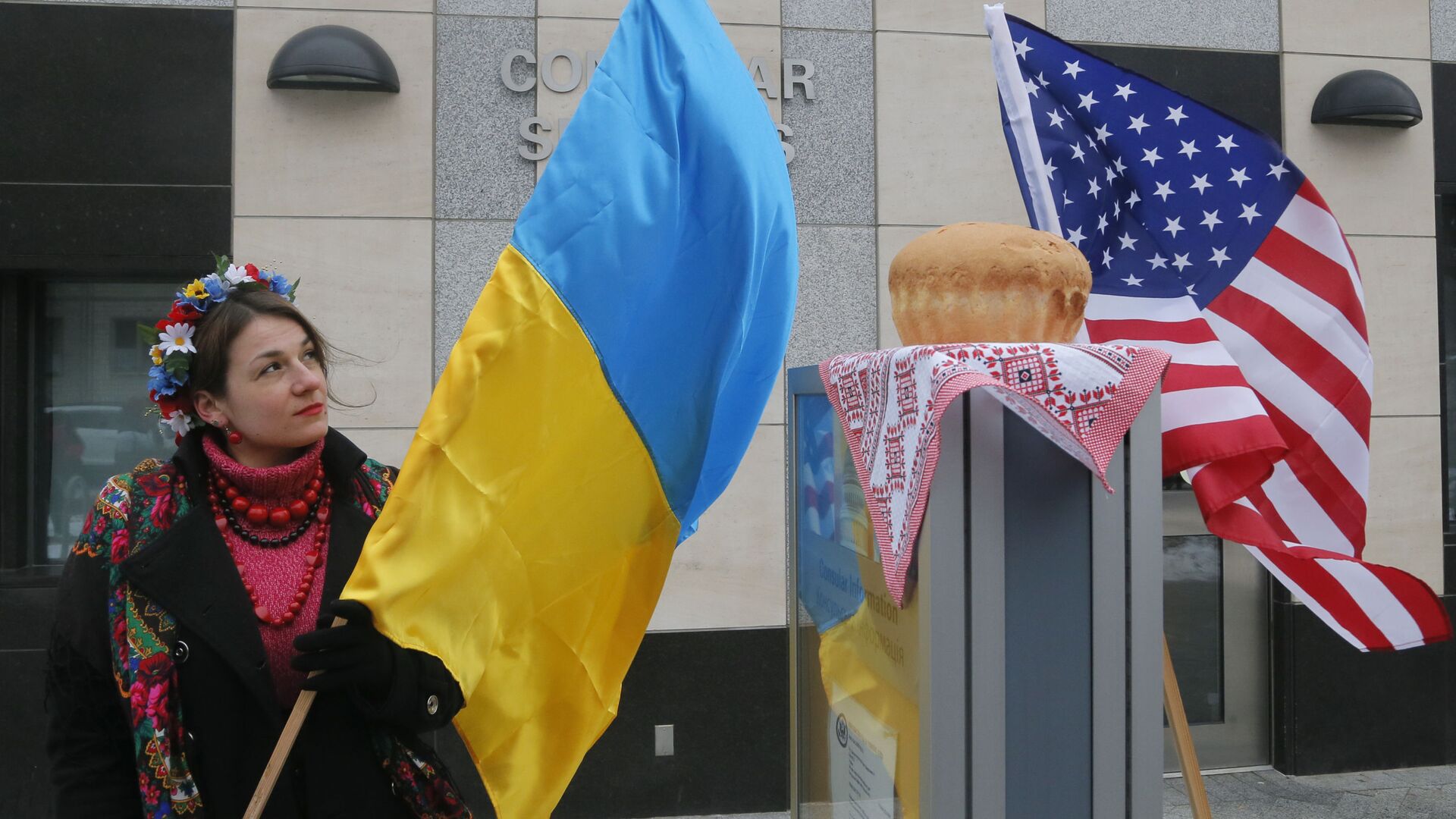 Девушка с украинским флагом у посольства США в Киеве  - РИА Новости, 1920, 23.02.2022