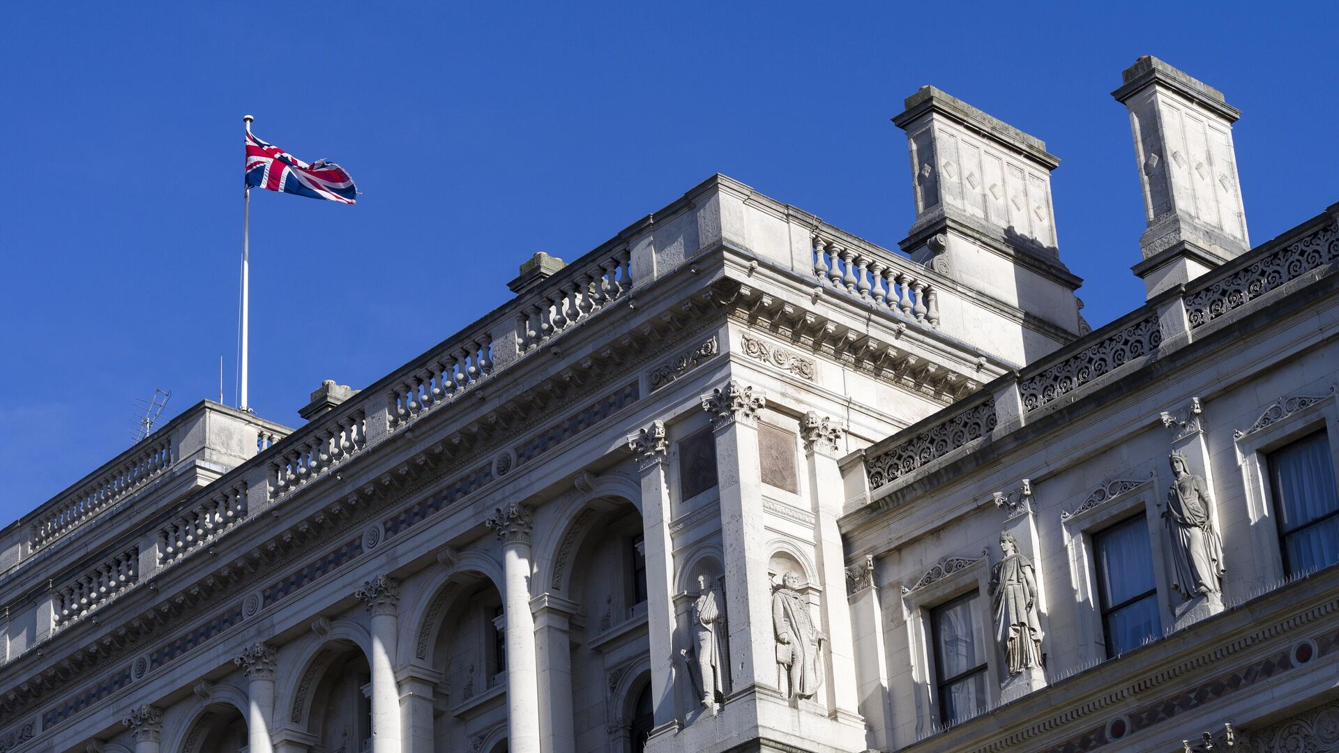 Флаг Великобритании на крыше Министерства иностранных дел и по делам Содружества в Лондоне. - РИА Новости, 1920, 15.07.2022